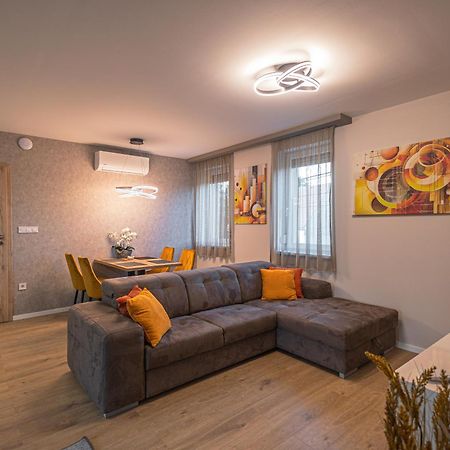 Melomi 1 Apartman Sarvar Exterior foto