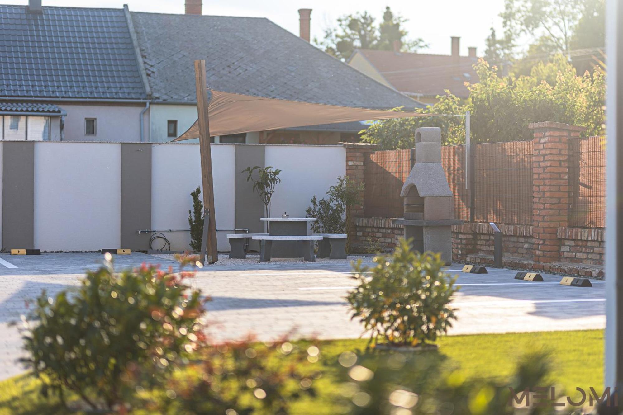 Melomi 1 Apartman Sarvar Exterior foto