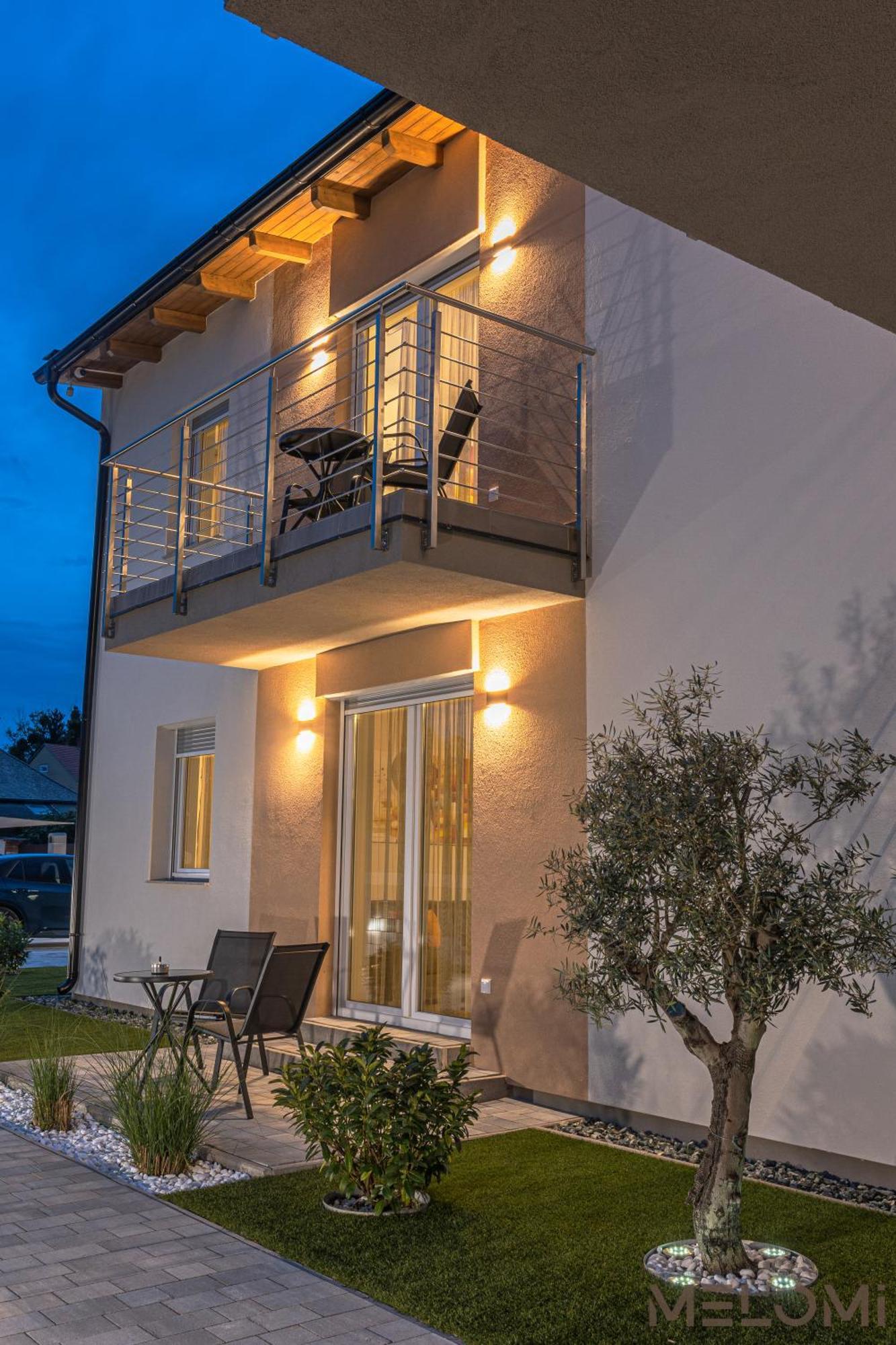 Melomi 1 Apartman Sarvar Exterior foto